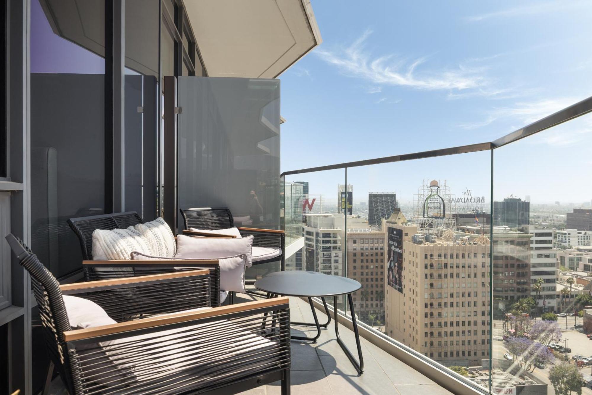 Hollywood Heights - High-rise With Panoramic Views