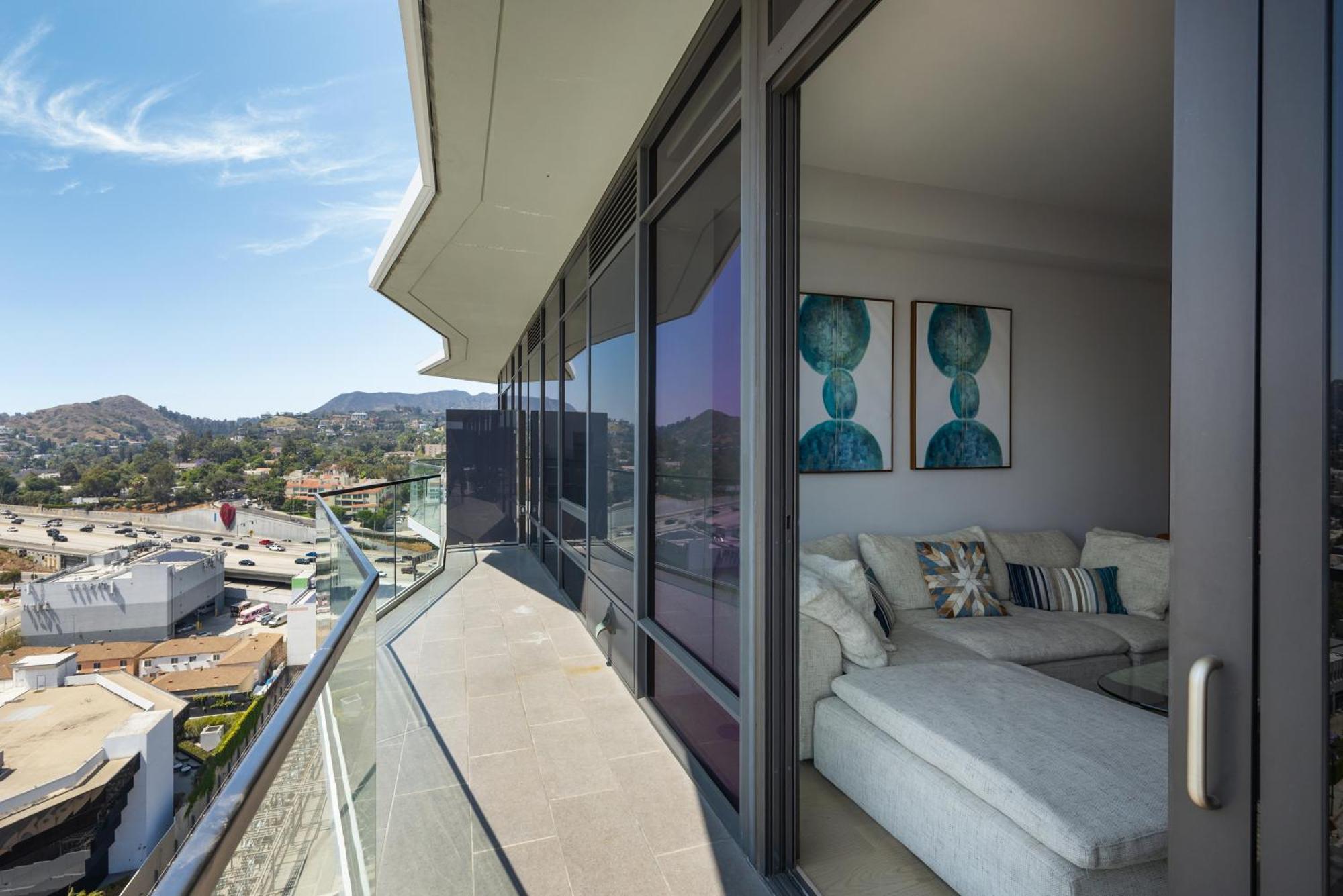 Hollywood Heights - High-rise With Panoramic Views